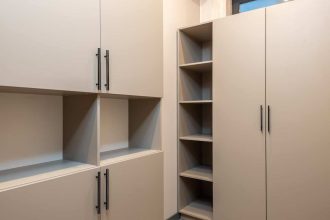 Dressing minimaliste avec vêtements soigneusement organisés et épurés