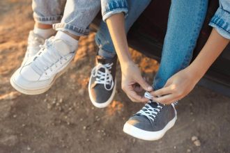 Jambes d'un garçon portant des baskets tendance en extérieur