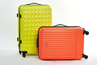 valises XXL Delsey colorées avec roues multidirectionnelles et poignées ergonomiques